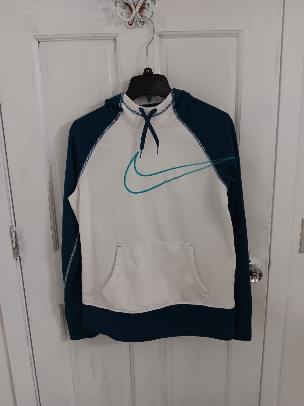 Nike White And Teal Therma Fit Pullover